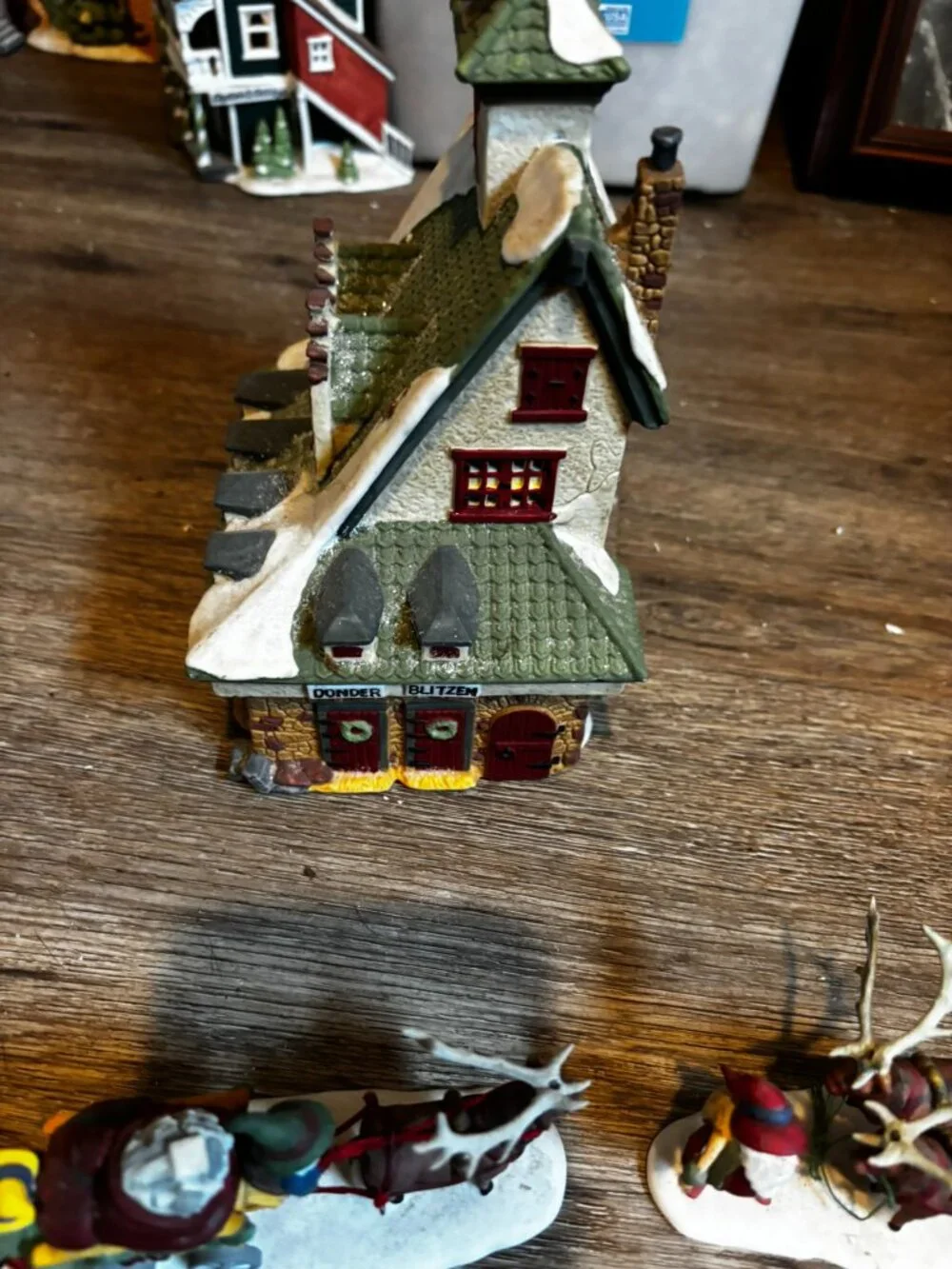 Department 56 Christmas village light up building The Reindeer Barn w/Reindeer